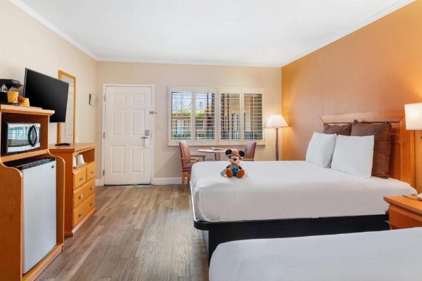 Anaheim Islander Inn and Suites image 12