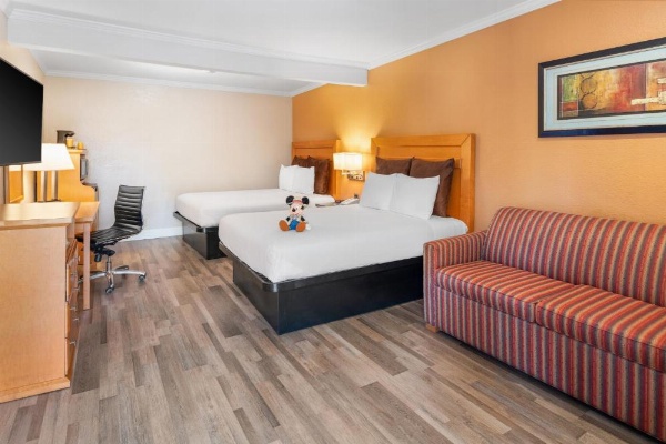 Anaheim Islander Inn and Suites image 15