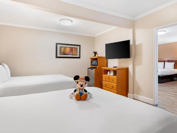 Anaheim Islander Inn and Suites image 2