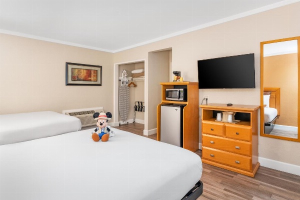 Anaheim Islander Inn and Suites image 3