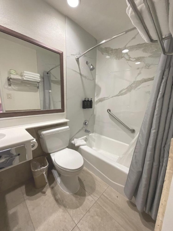 Anaheim Islander Inn and Suites image 9